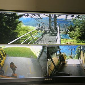 Zur Sicherheit des Seilbahnbetriebs trägt auch moderne Kameratechnik auf allen Stationen bei.(Bild:  Klaus Vollrath)