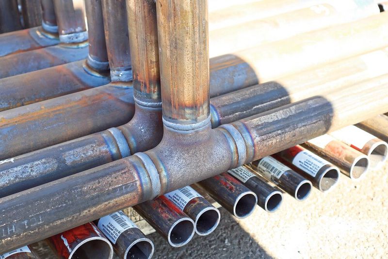 Präzise schneiden und anfasen – das realisiert Isoplus auf der Anlage von Müller Opladen bei großen wie bei kleinen Verteilerrohren. Am Ende stehen saubere Schweißnähte. (Bild: Müller Opladen)