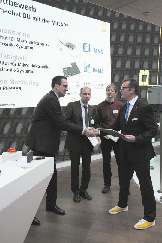 Preisverleihung des MICA-Wettbewerbs: Auf der Hannover Messe zeichnete das Unternehmen Harting die drei Gewinner Dresen, Hutschenreuther und  Kattanek (v.l.n.r.) vor der internationalen Presse aus. (Bild:  Karin Pfeiffer)