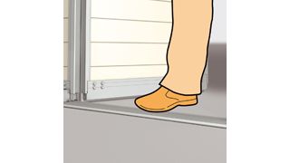 Die Schlupftür von Alpha Deuren besitzt eine besonders niedrige Schwelle.  (Foto: Alpha Deuren)