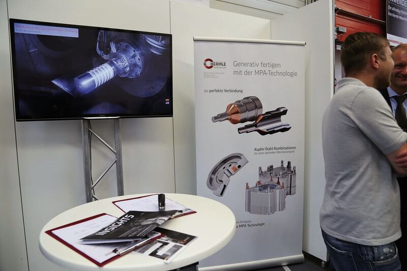 Die Hermle-Tochter Hermle Maschinenbau GmbH präsentierte auf der Hermle-Hausausstellung 2016 mt der MPA-Technologie (Metall-Pulver-Auftragsverfahren) generativ gefertigte Bauteile. (Anne Richter, SMM)
