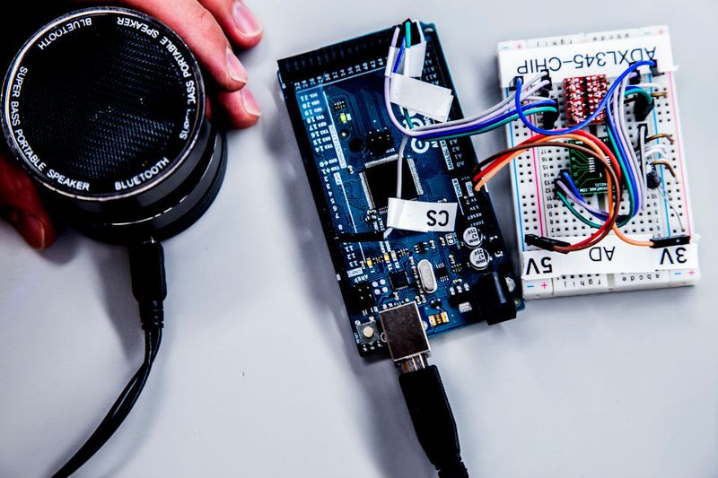 Bild 2: Für ihre Untersuchungen verwendeten die Wissenschaftler einen handelsüblichen Bluetooth-Lautsprecher im Wert von 5 US-Dollar. (Bild: Kevin Fu / Michigan Engineering)