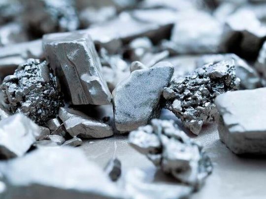 Platin (Bild), Iridium und Ruthenium gehören zu den Edelmetallen, die für Katalysatoren benötigt werden, die Schlüsselkomponenten für die Wasserstoffgewinnung sind. Forschern aus Freiberg ist es gelungen, die Metalle aus ausgedienten Elektrolyeuren zurückzugewinnen.(Bild:  Toll Wertvoll)