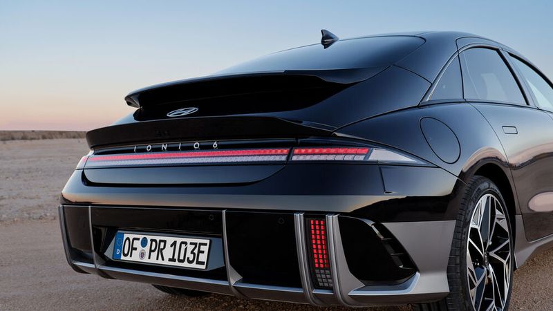 Das Heck erinnert an Porsche, ist aber mit zwei Spoilern nicht unbedingt elegant. (Bild: Hyundai)