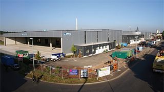 Nach einer Bauzeit von 16 Monaten hat die Kaup GmbH & Co. KG, führender Hersteller von Anbaugeräten für Gabelstapler und andere Nutzfahrzeuge, in Aschaffenburg eine neue Montagehalle in Betrieb genommen.  Bild: Kaup (Archiv: Vogel Business Media)