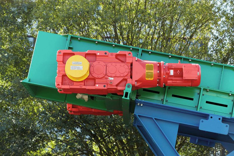 Drive system installed at a scaper conveyor. (Picture: SEW Eurodrive)