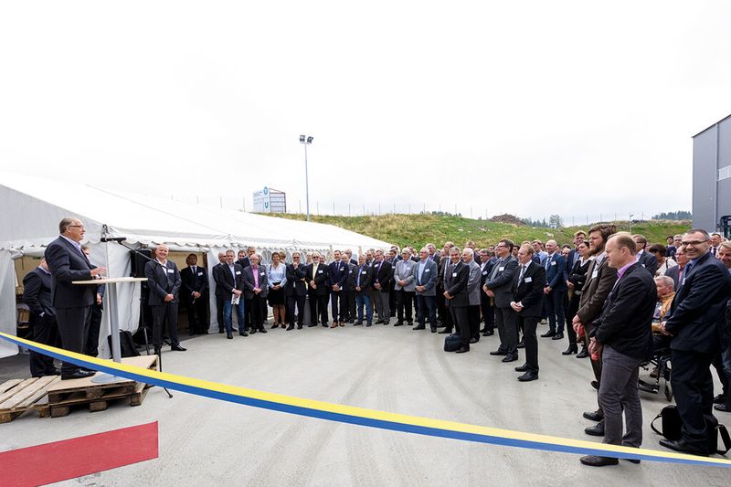 Zur Einweihung der neuen Großanlage bei AP&T waren zahlreiche Gäste nach Ulricehamm gekommen. (Bild: AP&T)