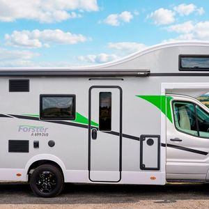 Der Forster-Alkoven A699 DBV mit hellgrau abgesetztem Fahrerhaus und serienmäßigem 130-PS-Diesel basiert auf Ford Transit. (Bild: Forster)