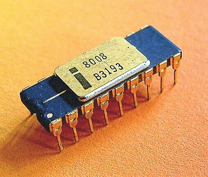 Bild 2:  Ein Jahr nach Einführung des 4-Bit-Prozessors Intel 4004, legte Intel mit der 8-Bit-CPU Intel 8008 nach. Diese war allerdings nicht mit dem Vorgängerchip kompatibel.  (Bild: Intel 8008 1.jpg / Christian Bassow / CC BY-SA 4.0 / upload.wikimedia.org)