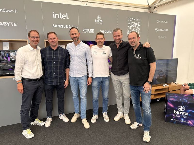In der Gaming-Ecke findet man (v. l.) Torsten Kahrmann (Intel), Martin Klein (Wortmann), Tobias Grimm (Intel), Christian Wiechert, Stephan Teinert und Sven Öpping (Wortmann). (Bild: Vogel IT-Medien)