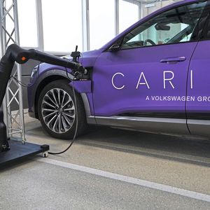 Bosch will künftig per „Automated Valet Charging“ das Laden von E-Autos vereinfachen und Ladesäulen besser ausnutzen.(Bild:  Bosch)