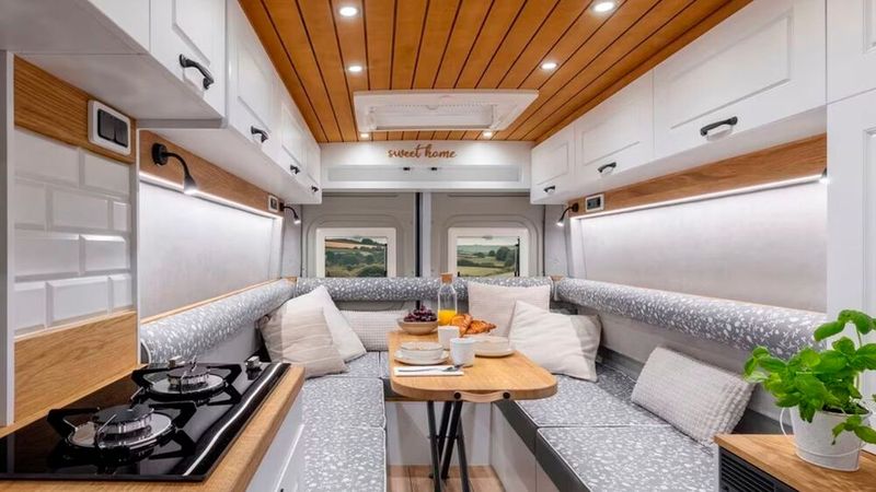 Freedo ist ein Ableger des polnischen Herstellers Affinity, der für Grundrisse abseits des Mainstreams bekannt ist und das neue Label auf Basis eines Fiat Ducatos unter anderem mit einer großzügigen Rundumsitzgruppe im Heck einführt. (Bild: Affinity)