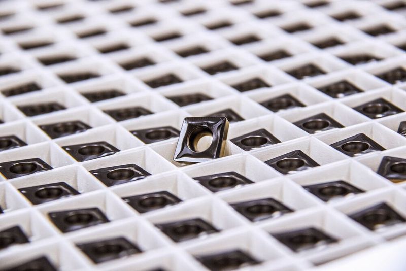 Hartmetall-Wendeschneidplatten erfordern immer höhere Genauigkeit und Oberflächengüte, was hohe Anforderungen an den Schleifprozess und den Kühlschmierstoff mit sich bringt. (Bild: Ceratizit)