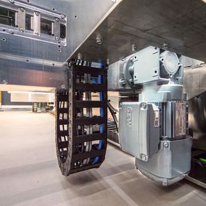 Auf jeder Anlagenseite sorgen zwei Asynchronmotoren der Baureihe DRN von SEW-Eurodrive mit Spiroplan-Winkelgetrieben für die Drehbewegung des Isolators. (Bild:  SEW-Eurodrive)