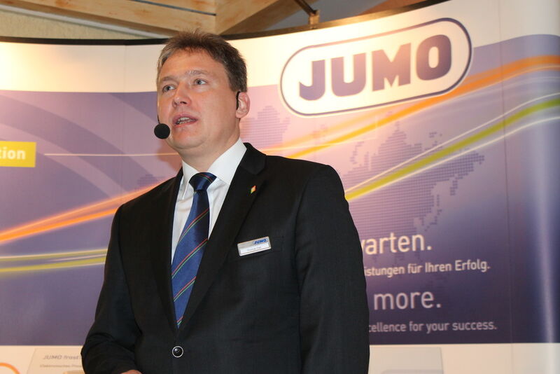 Thomas Diel, Produktmanager Jumo, stellte in seinem Vortrag die neuen Funktionen des Automatisierungssystems Jumo Mtron T vor. (Kunze/elektrotechnik)