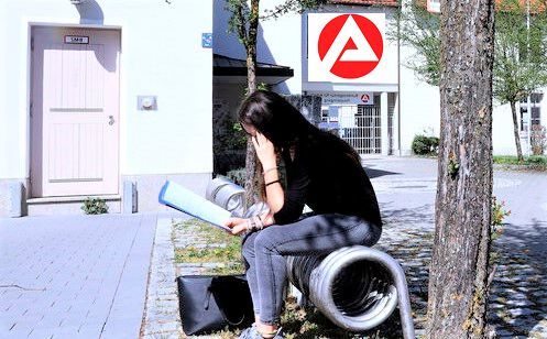 Wieder Bewerbungen schreiben müssen Zigtausende von einst in der Industrie Beschäftigten in Deutschland. Den Job gekostet haben meist die coronabedingten Lieferengpässe. Nun kommt auch noch der Ukrainekrieg dazu.(Bild:  P. Schneiderbanger)