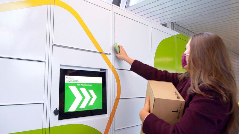 Wer sich für die kostenlosen Parcellock-Paketstationen und die Hamburg Box angemeldet hat, kann seine Pakete auf dem täglichen Weg an Hochbahn-Haltestellen und DB-Bahnhöfen abholen.