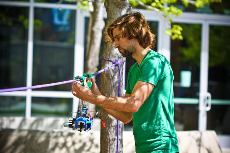 SkySweeper mit seinem Entwickler: Nick Morozovsky (Jacobs School of Engineering)