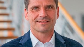 Ritterschlag! Prof. Dipl.-Ing. Martin Würtele wurde jüngst vom VDI zum 52. Kunststoffritter geschlagen. Hier erklärt man, warum der Kunststoffverarbeitungs-Experte diese Ehre genießen darf ... (Bild: TH Rosenheim)