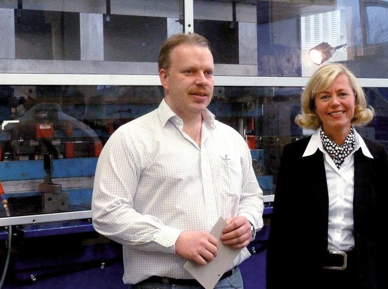 Mit der Omera-Exzenterpresse und einer vorgeschalteten Millutensil-Bandanlage steigern Cornelia Hepp, Prokuristin und Leiterin Finanz- und Rechnungswesen (r.), und Andreas Weil, technischer Leiter, bei der PMS Pulverich GmbH in Haiger nicht nur die Kapazitäten, sondern weiten damit auch das Produktportfolio aus. (Bild: Kuhn)