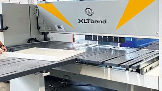 Anders als bei den Gesenkbiegepressen bleibt das Biegeteil beim Schwenkbiegen auf dem Anschlagsystem liegen. (Bild: RAS)