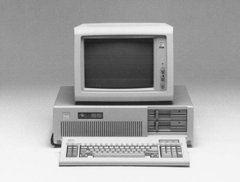 Mit dem IBM PC AT legte IBM ein letztes Mal den Standard für die sogenannten IBM-Kompatiblen fest. Der 16-Bit-Prozessor 80286 von Intel und das auf die 16 Bit-Technik ausgelegte Bussystem sorgten im Vergleich zum Original-PC für eine deutliche Leistungssteigerung. (IBM)