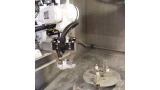 Inzwischen Standard beim Wasserstrahlentgraten: Der Roboter zum automatischen Bestücken der Anlage.  Bild: Piller (Archiv: Vogel Business Media)