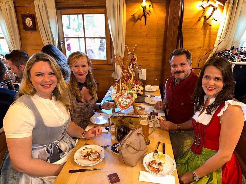 Charmantere Tischdamen hätte Joel de Robért mit seinen DELL-Kolleginnen (v. l.) Svenja Barring, Kristin Hinrichs und Kathrin Zartner nicht erwischen können. (Bild: Vogel IT-Medien GmbH)
