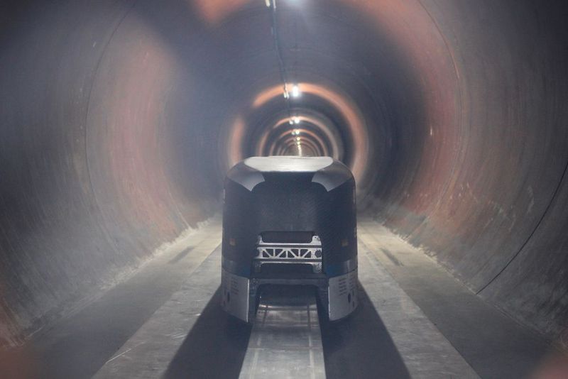 Mit 324 Stundenkilometern raste die zweite Kapsel des WARR-Hyperloop-Teams in Los Angeles durch die Teströhre auf dem Firmengelände von SpaceX.  (Warr Hyperloop/TU München)