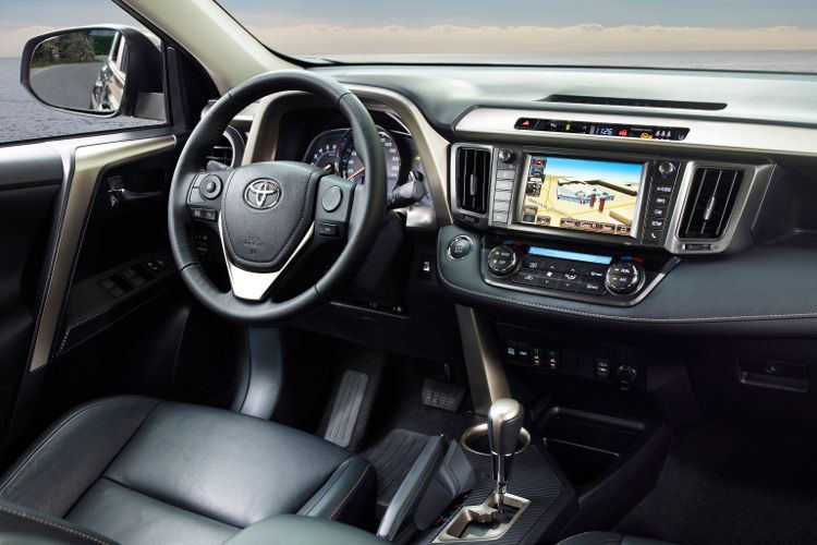 Beherrscht wird die Instrumententafel von einem Multimedia-System mit Touchscreen-Interface und 6,1 Zoll großem Display. (Foto: Toyota)