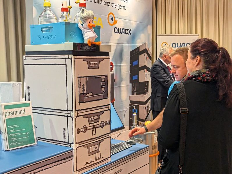 Zugegeben, bei Quacx war der HPLC-Tower eher ein dekoratives Element. Dafür präsentierte Dr. Julian Ramcke dort das automatische Lösemittel-Überwachungssystem seiner Firma. (Bild: VCG – Lüttmann)