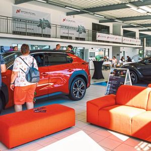 Das Autohaus hat einen gut 750 Quadratmeter großen Schauraum.(Bild:  Motor-Nützel)