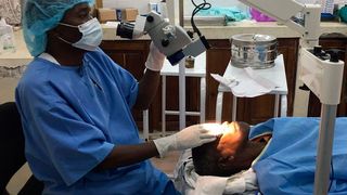 Das transportable OP Mikroskop kommt unter anderem in Uganda bei Augen-OPs zum Einsatz. (Prechtl Engineering)