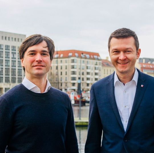 V. li.: Robin Latz (Friday) und Benjamin Klatt (Bank 11) freuen sich auf die Zusammenarbeit.(Bild:  Bank 11)