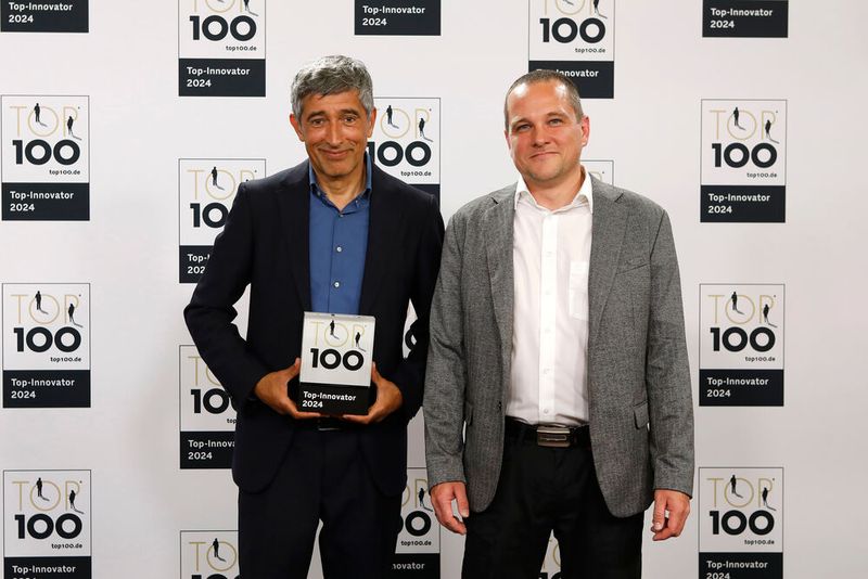 Matthias Henkel bietet mit seiner FKM Sintertechnik GmbH Bauteile aus Kunststoff und Metall an. Das Besondere: Die entsprechenden Funktionsprototypen, Ersatzteile und Serien kommen direkt aus dem 3D-Drucker. Harald Henkel, der Vater des jetztigen Geschäftsführers, hat laut FKM den 3D-Druck einst nach Deutschland gebracht.  (Bild: KD Busch/compamedia)