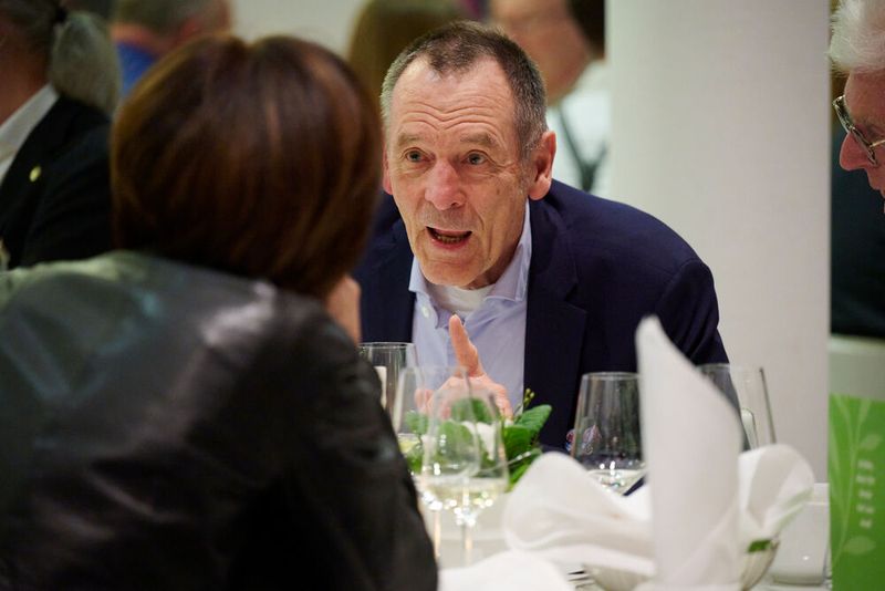 Impressionen vom ELEKTRONIKPRAXIS Frühlingsfest 2023 im Ketterer Kunst mit der Verabschiedung von Johann Wiesböck.  (Bild: © EYE AM CHRIS)