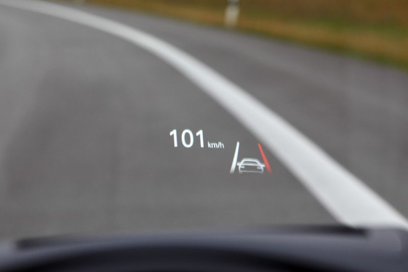 Verlässt der Fahrer die Spur wird er optisch gewarnt (Bild: ADAC)