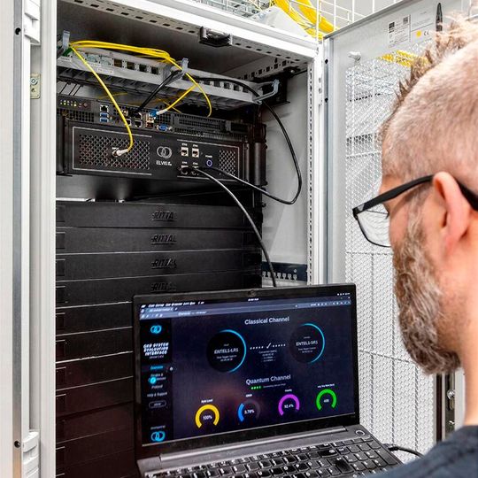 QOJ-Mitarbeiter bei der Inbetriebnahme der Teststrecke.(Bild:  Burkhard Jour, www.qo-jena.com)