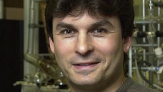 Richard B. Kerner: „Unsere Forschungen zeigen, dass neue Superkondensatoren mit Graphen-Elektroden ebenso viel Energie speichern wie konventionelle Akkus, sich aber hundert- oder tausendmal schneller laden und entladen lassen.“  (Bild:  UCLA)