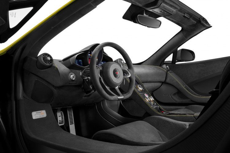 Auch im Innenraum spürt man, dass man sich in einer Rennmaschine befindet. (Foto: McLaren)