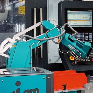 Der Industrieroboter Horst bestückt bei Imm Cleaning Solutions die CNC-Fräsmaschine und säubert die bearbeiteten Teile in einer selbst entwickelten Reinigungsstation.