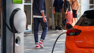Kilometerkosten und Umweltaspekte sind E-Auto-Interessenten laut PwC besonders wichtig. (Bild: Opel)
