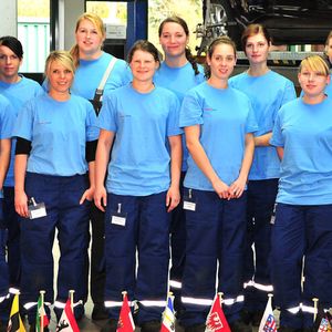 Zehn Auszubildende zur Kfz-Mechatronikerin traten im Lehrlingswettbewerb des ZDK an.