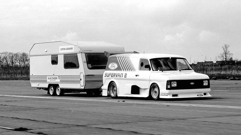 Dieser Transit stellte 1985 mit flotten 270 km/h den Weltrekord im Ziehen von Wohnwagen auf (Bild: Ford AG)