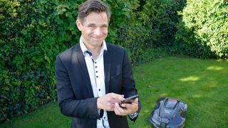 Standard für das IoT: Daniel Lux ist einer der Autoren des Standards. Auf dem Bild demonstriert er einen Rasenmäher, der Lemonbeat verwendet. (Bild: Seluxit)