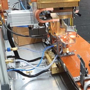 Beim Buckelschweißen pressgehärteter Stähle kommt es vor Allem auf kurze Schweißzeiten und eine hohe Stromdichte an.(Bild:  Gratzsch)