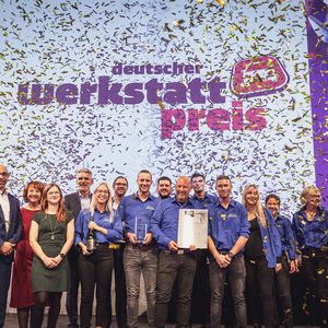 Erst am Ende der Veranstaltung wurde aufgelöst: Die Schwanfelder Meisterwerkstatt aus Rednitzhembach gewinnt den Preis 2022.(Bild:  Stefan Bausewein)