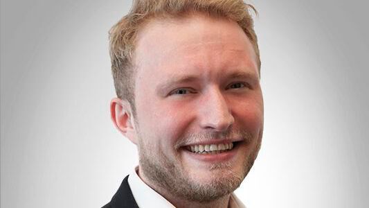 Jan Dückinghaus steuert das Gebrauchtwagengeschäft bei Auto Weller über eine App. Damit würden sich Kosten- und Umsatzpotenziale schnell aufdecken lassen.(Bild:  Auto Weller)