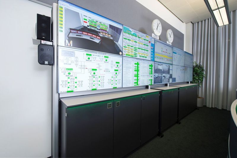 Neben den 18 24“-Monitoren an den Arbeitsplätzen befinden sich in der Leitwarte Technik auch zehn 46“-Monitore mit besonders schmalen Rahmen. Diese bilden die Großbildwand. (Jungmann Systemtechnik)