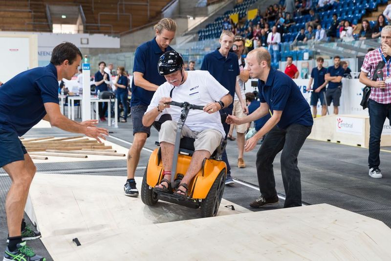 Beim Cybathlon treten die Teams aus der ganzen Welt mit ihren maschinenassistierten Piloten in sechs Disziplinen gegeneinander an. Hier wird der alltagsrelevante Parcour mit motorisierten Rollstühlen geübt. (ETH Zurich / Alessandro Della Bella)